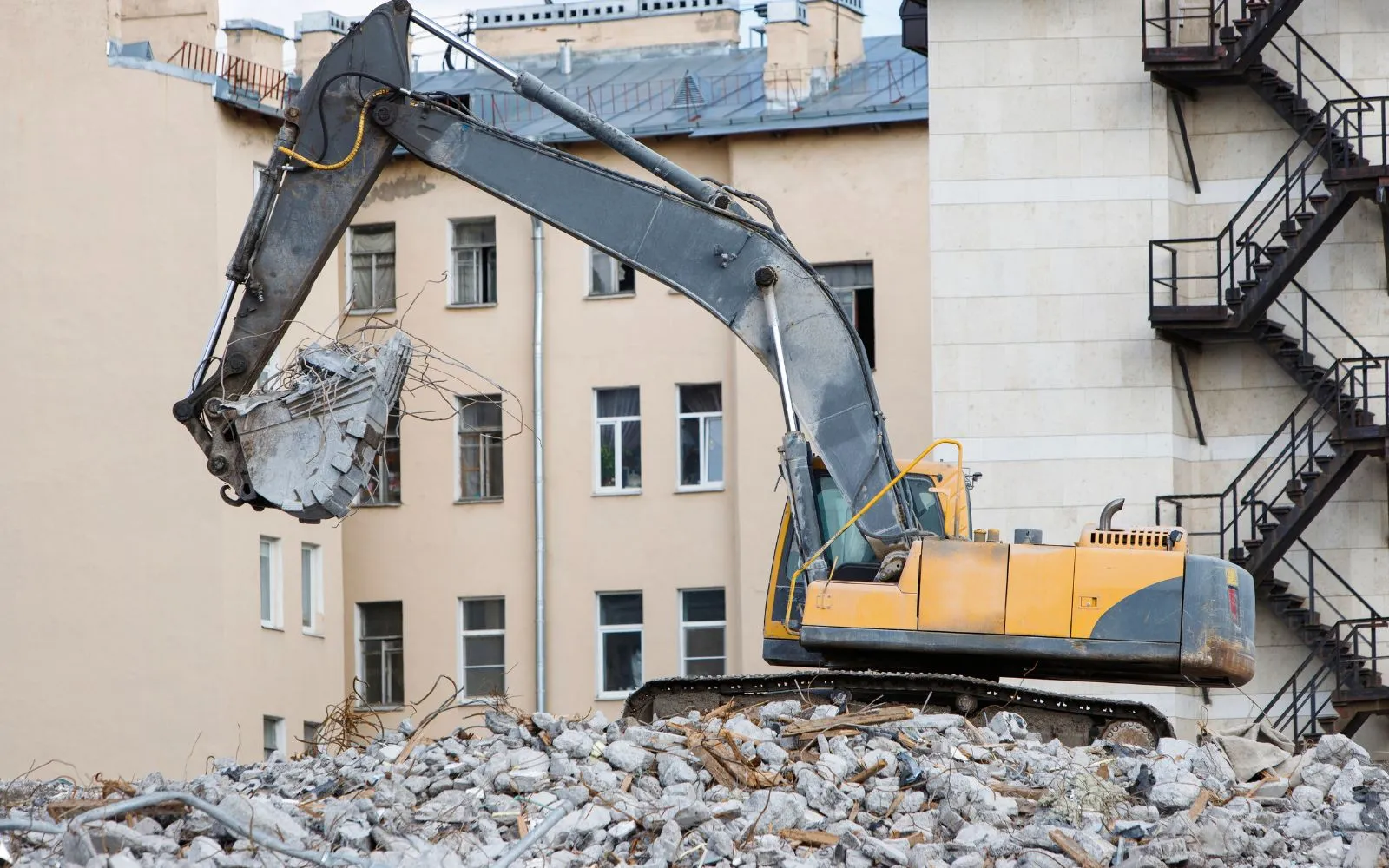 How to Move a Non-Running Excavator